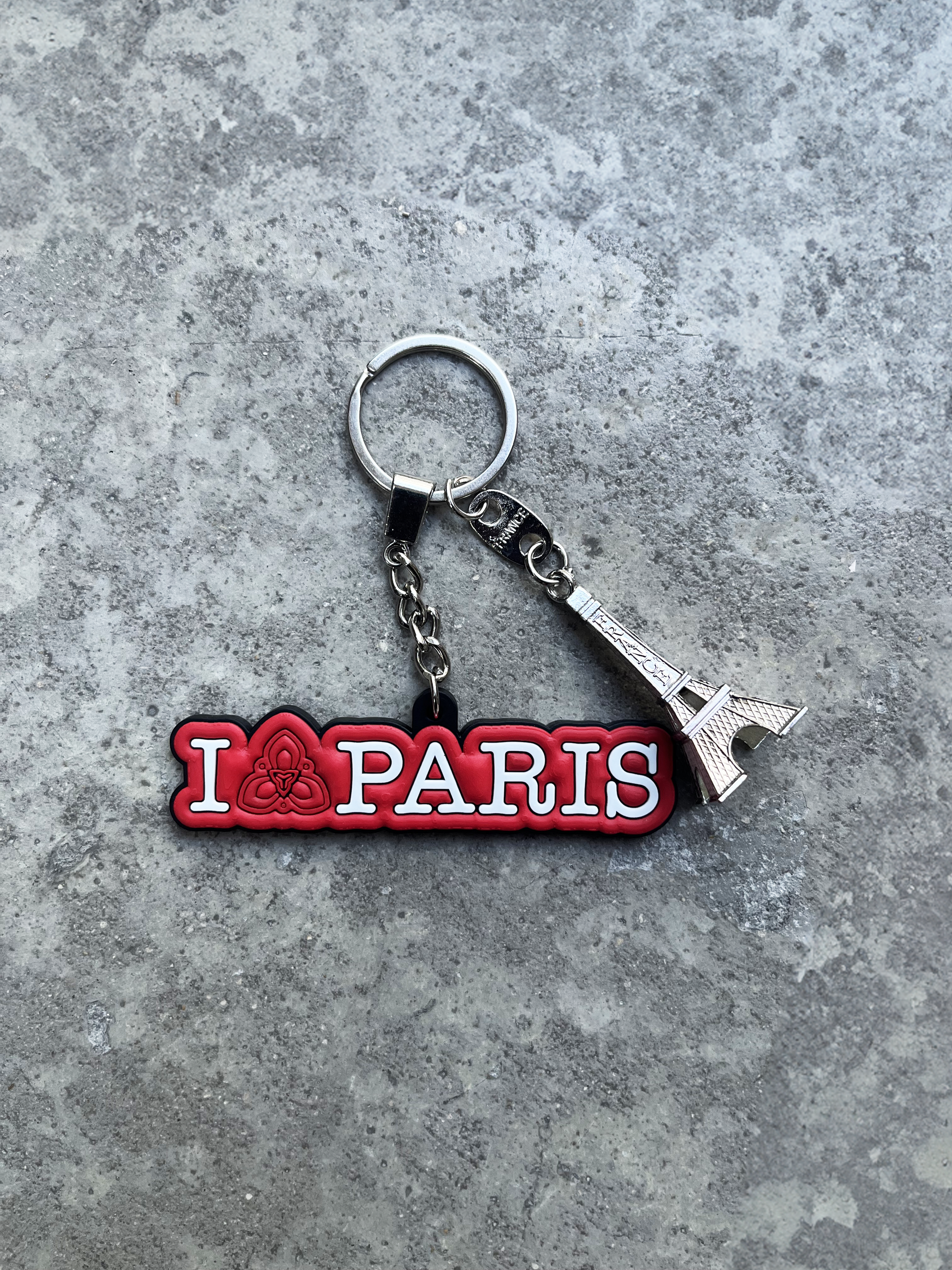 porte clés I Love Paris à logo en PVC souple et tour Eiffel en acier inoxydable Les Garçons Pleurent